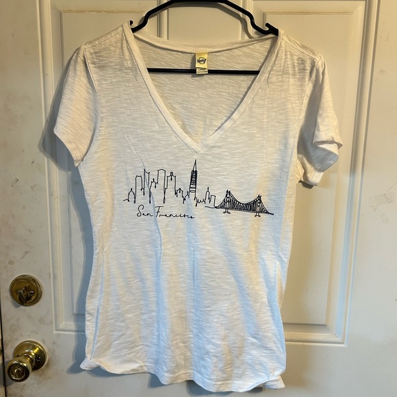 Kavio White V-Neck Tee with Skyline Design - Picture 2 of 7